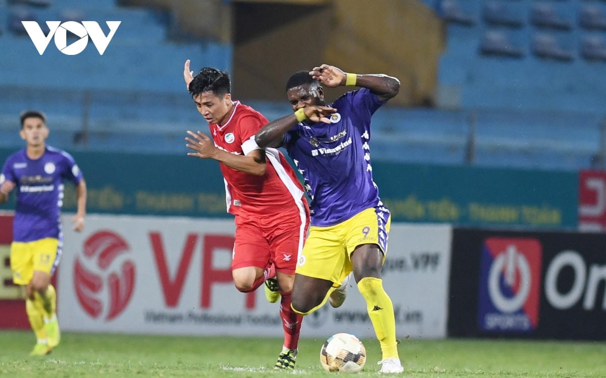 Hà Nội FC (áo tím) buộc phải thắng Than Quảng Ninh và chờ tin vui từ Thống Nhất mới có thể vô địch V-League 2020 (Ảnh: Dương Thuật).