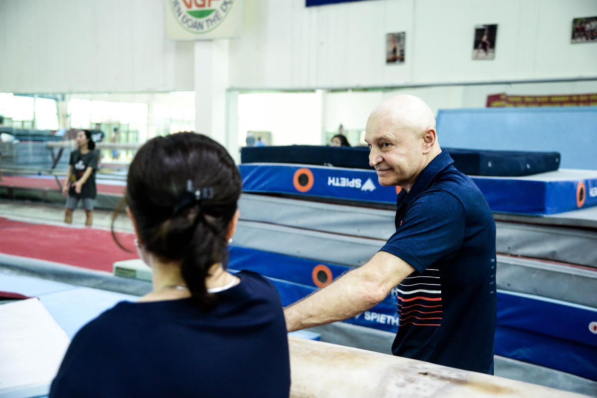 Việc này giúp các vận động viên có một tiền đề để chuẩn bị cũng như chỉnh lại các bài tập cho phù hợp với SEA Games.Đã sắp tới SEA Games, khoảng thời gian này được nhận định là rất quan trọng để chuẩn bị cả về thể lực lẫn tinh thần cho SEA Games sắp tới.Lịch tập của đội tuyển là từ 6-8 tiếng một ngày, trong đó cũng có những điều chỉnh phù hợp để các vận động viên hồi sức lại, bên cạnh đó cũng có những buổi hồi phục thể lực cho các vận động viên.Theo huấn luyện viên Trương Minh Sang, huấn luyện viên đội tuyển thể dục dụng cụ nam, đối thủ nặng kí của đội năm nay là Indonesia, Thái Lan và Phillipines.Đội tuyển thể dục dụng cụ đặt mục tiêu sẽ bảo vệ được những thành quả ở các nội dung thể mạnh như xà kép, nhảy chống, nội dung đồng đội.Vận động viên trong đội tuyển có những bạn còn rất nhỏ.Các vận động viên đều đang nỗ lực tập luyện và hướng đến những bài thi tốt nhất tại SEA Games 31. “Mình đã rất nỗ lực, phấn đấu hết sức có thể cho SEA Games sắp tới. Với mình, những “anh lớn” lão làng như Lê Thanh Tùng, Trương Minh Thành là những đối thủ đáng gờm nhất của mình”, Nguyễn Phước Hải, vận động viên đội tuyển nam cho biết.Chỉ còn 27 ngày nữa là diễn ra SEA Games 31, các vận động viên đội tuyển thể dụng dụng cụ đã chuẩn bị sẵn sàng về cả thể chất lẫn tinh thần để có thể mang về những kết quả tốt nhất.