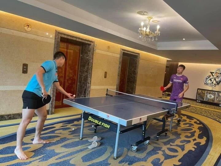 Duy Mạnh có màn tranh tài kịch tính với Lương Xuân Trường.  