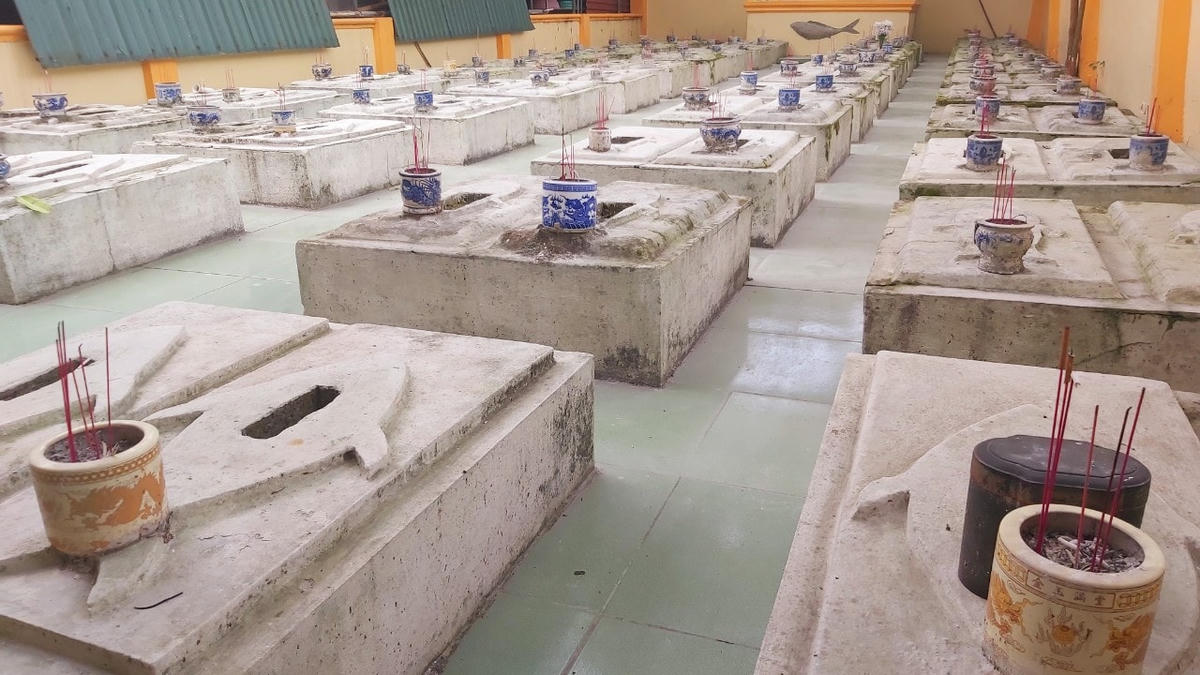 Đặc biệt, tại đền làng Hiếu có khu lăng mộ nơi chôn cất gần 90 bộ xương cốt của Cá Ông, được người dân hương khói như người thân của mình (Ảnh: Điền Bắc)