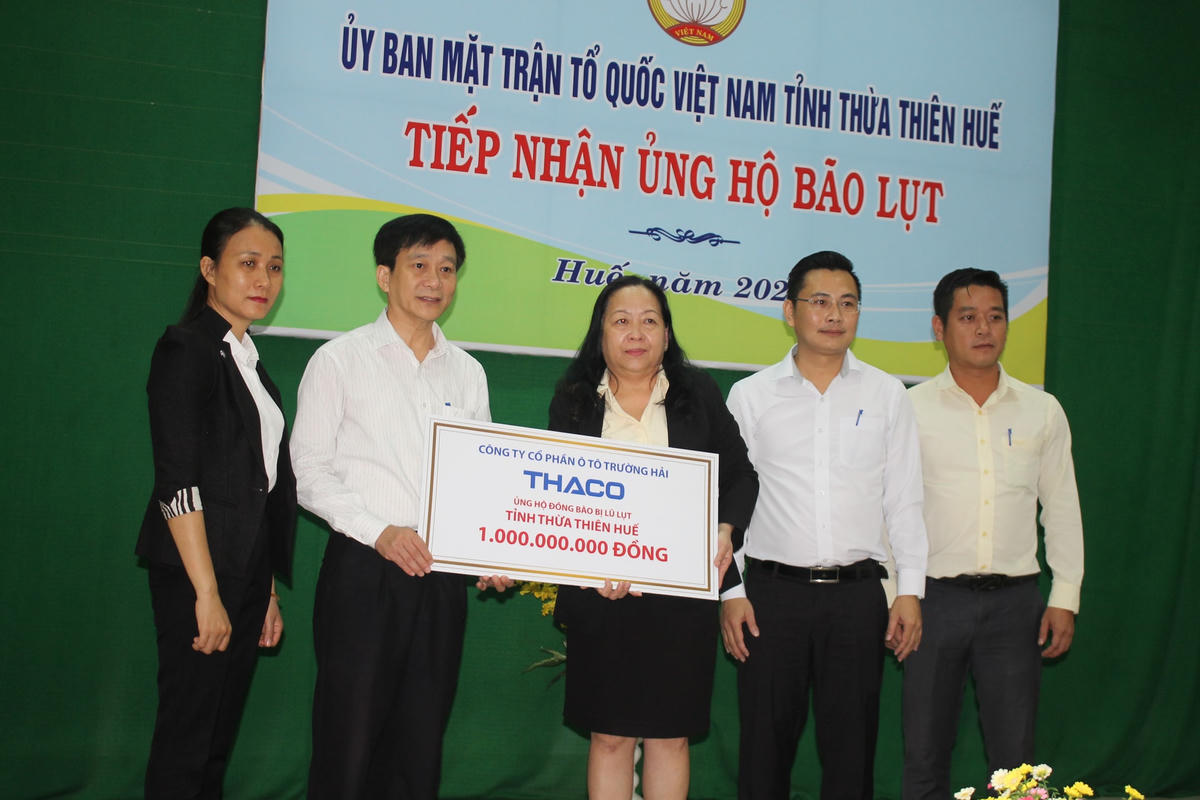 Ủy ban MTTQ Việt Nam tỉnh Thừa Thiên - Huế tiếp nhận số tiền ủng hộ của THACO.