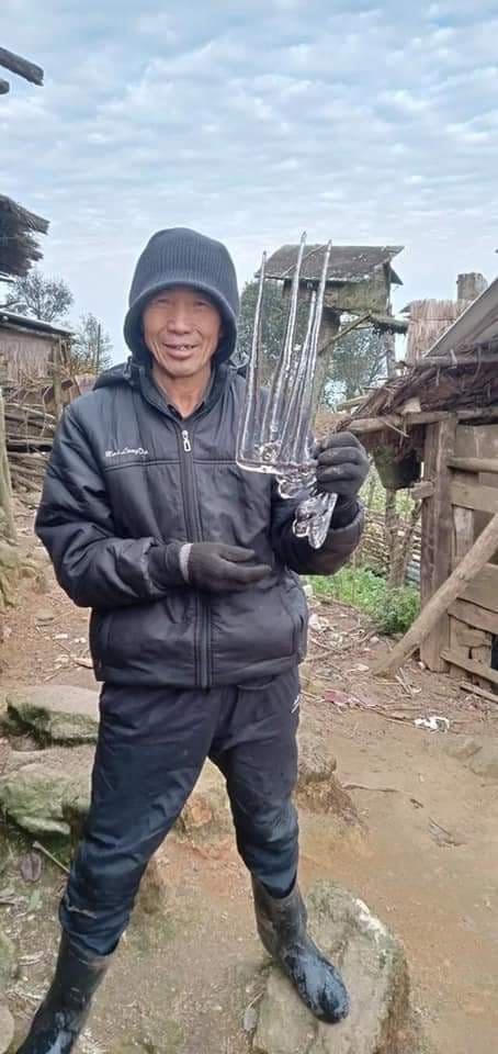 Vùng cao xứ Nghệ xuất hiện băng giá