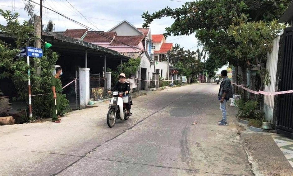 Phong tỏa khu vực ca mắc Covid-19 ở xã Bình Triều. (Ảnh CTV)