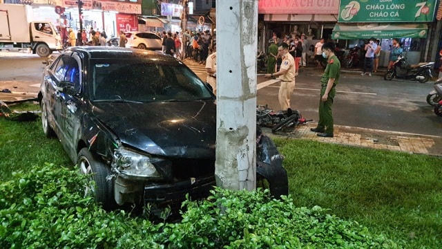 Ô tô cắm đầu vào cột điện sau khi tông hàng loạt xe máy.
