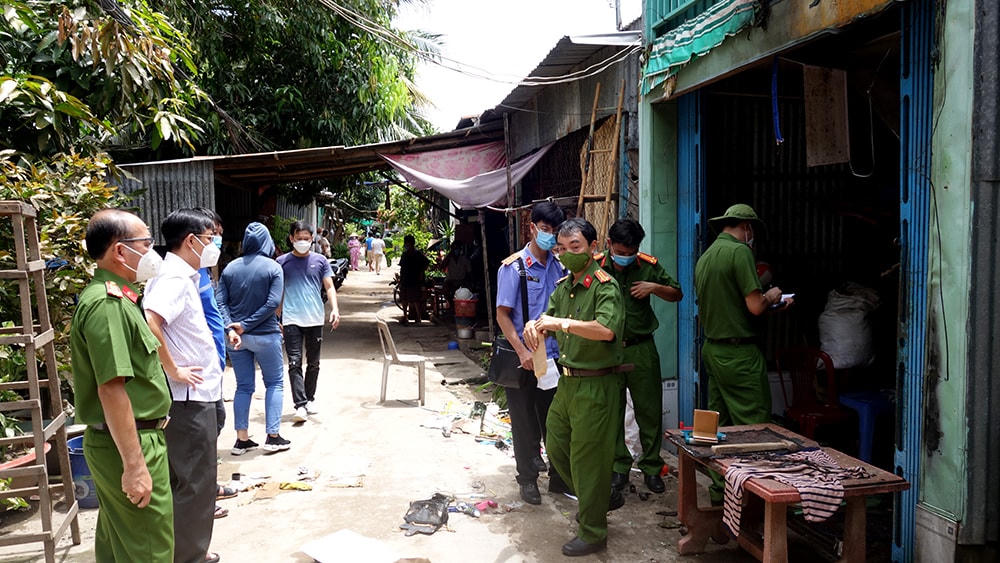 Lực lượng chức năng đang khẩn trương khám nghiệm hiện trường. 