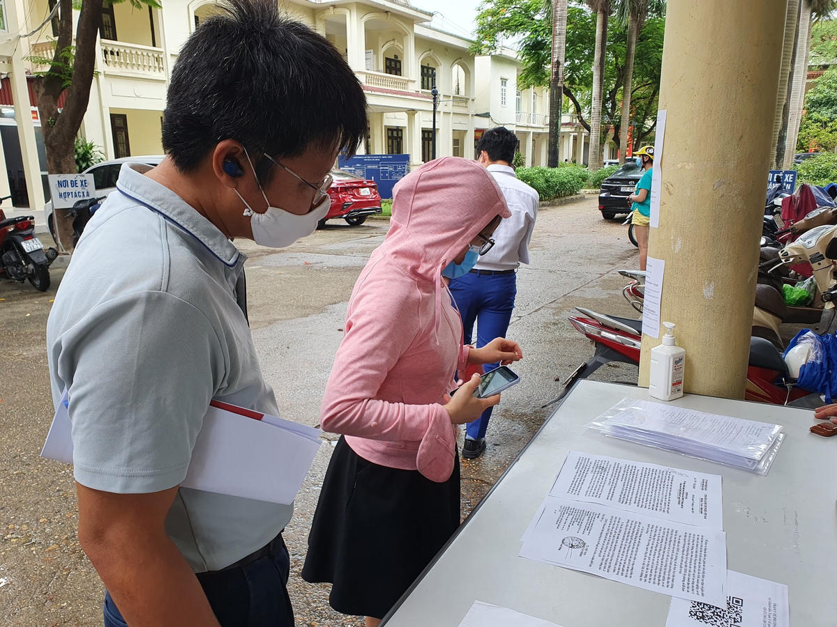 Ghi nhận tương tự tại UBND phường Mỹ Đình 2, nhiều người đang đọc các thông báo cũng danh sách giấy tờ cần thiết để làm hồ sơ  xin giấy xác nhận đi đường.