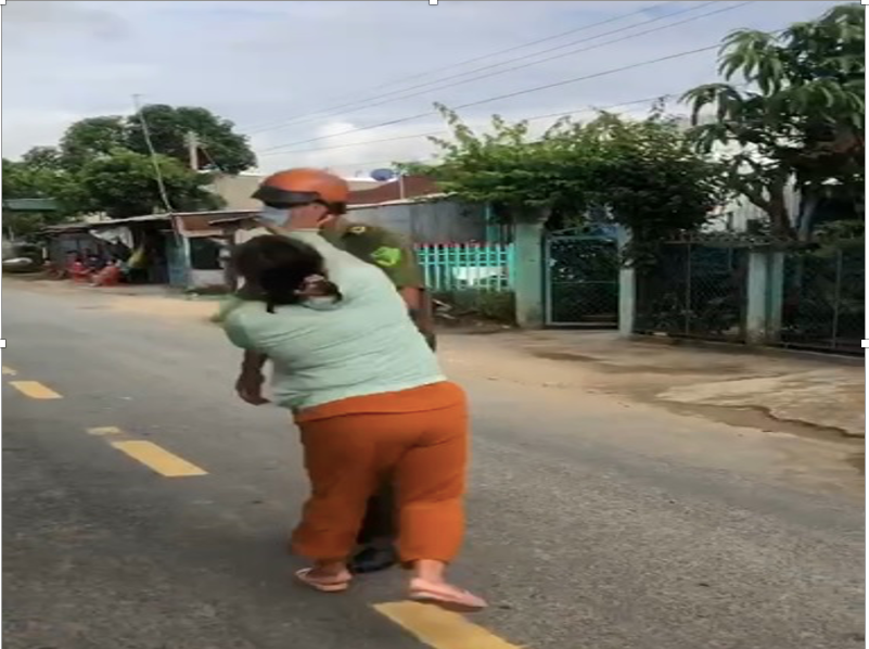 Chị Tuyền có hành vi đánh một công an viên thuộc Tổ tuần tra trong lúc thi hành nhiệm vụ.