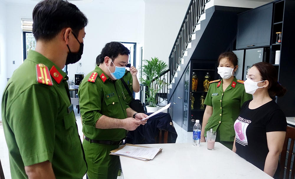Lực lượng Công an đọc quyết định khởi tố bị can, thực hiện lệnh bắt tạm giam đối tượng Lê Thị Thủy về tội "Đánh bạc".