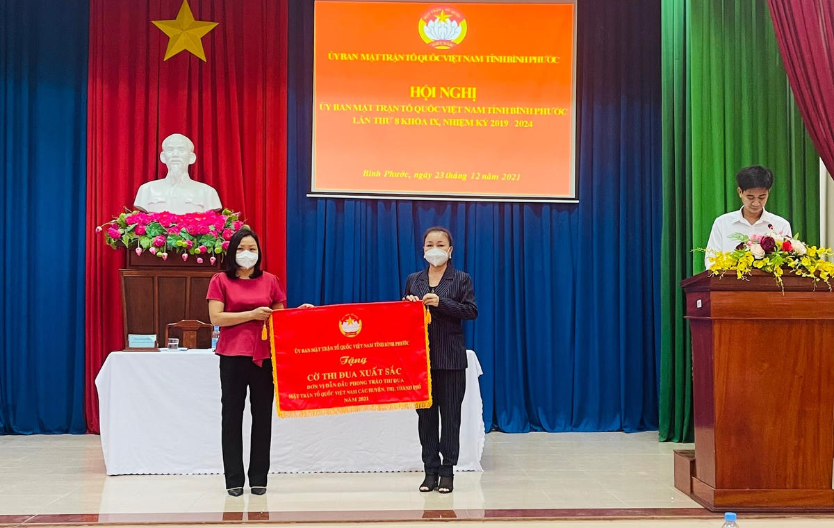 Trao cờ thi đua cho các đơn vị xuất sắc trong năm 2021.