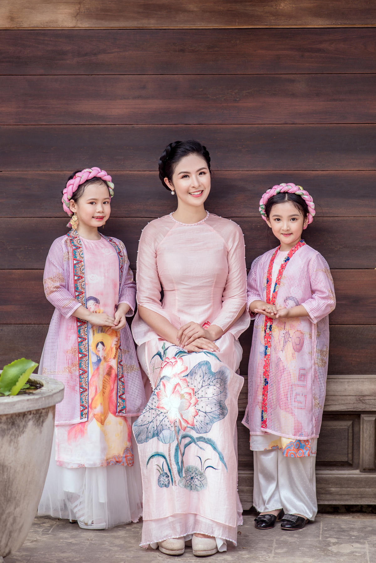 Vẻ đẹp tà áo dài Hội An với hoa văn hoa sen đặc trưng. 