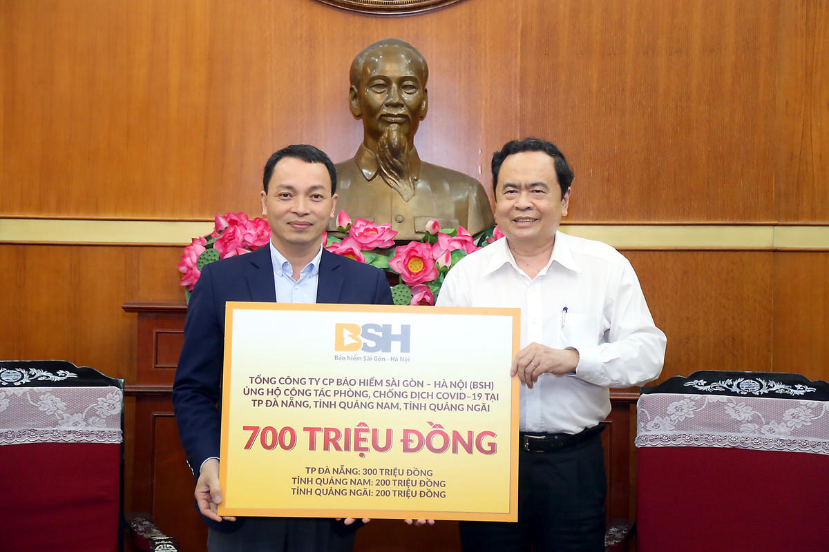 Chủ tịch Trần Thanh Mẫn tiếp nhận ủng hộ từ Tổng công ty cổ phần Bảo hiểm Sài Gòn – Hà Nội (BSH). Ảnh: Kỳ Anh.