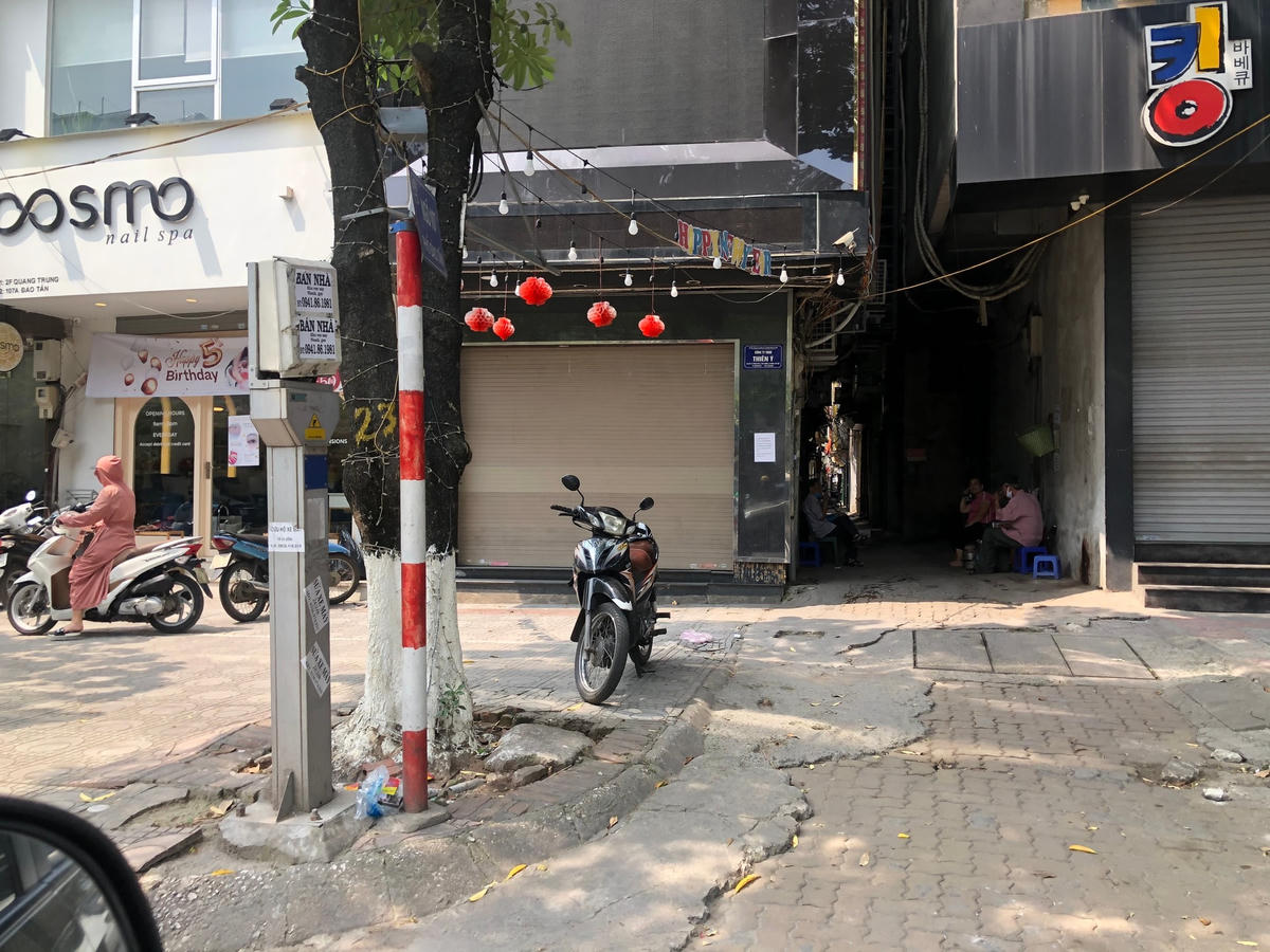 Ngay cạnh đó là một cửa hàng khác đã đóng từ đầu năm vì kinh doanh ế ẩm.
