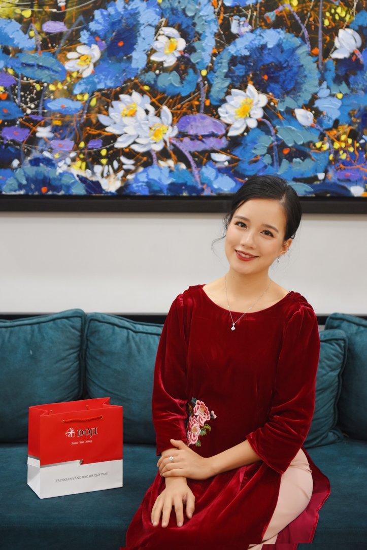 Không giấu nổi sự thích thú, nhiều fan đã nhận xét trang sức kim cương 8 Hearts & 8 Arrows là điểm nhấn hoàn hảo cho trang phục áo dài cách tân của nữ MC.