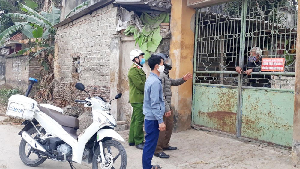 Lực lượng chức năng xã Thường Thắng (Hiệp Hòa, Bắc Giang) gắn biển báo, nắm bắt tình hình sức khỏe một trường hợp cách ly ở thôn Khúc Bánh. Nguồn: Báo Bắc Giang.