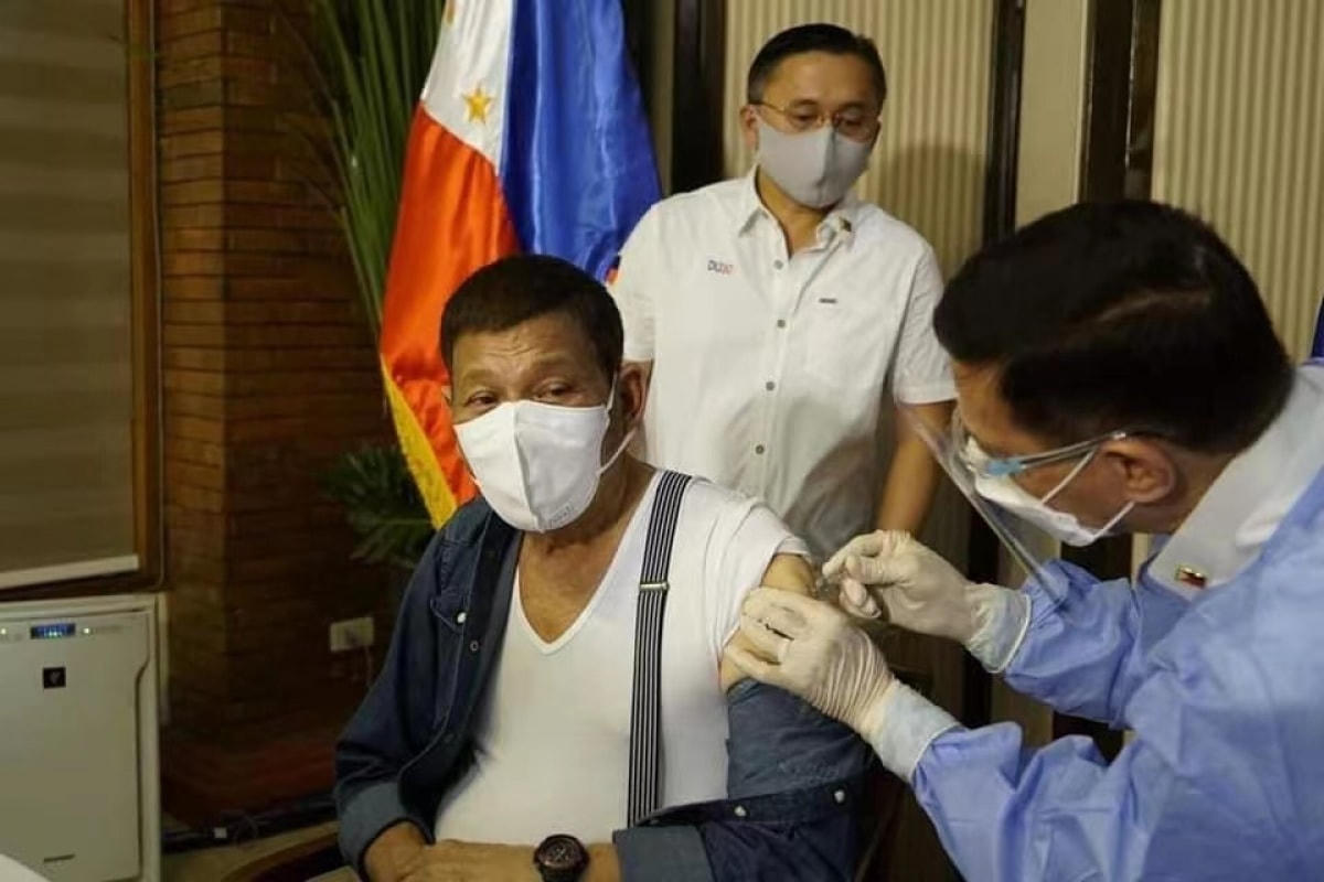 Tổng thống Philippines tiêm vaccine Covid-19