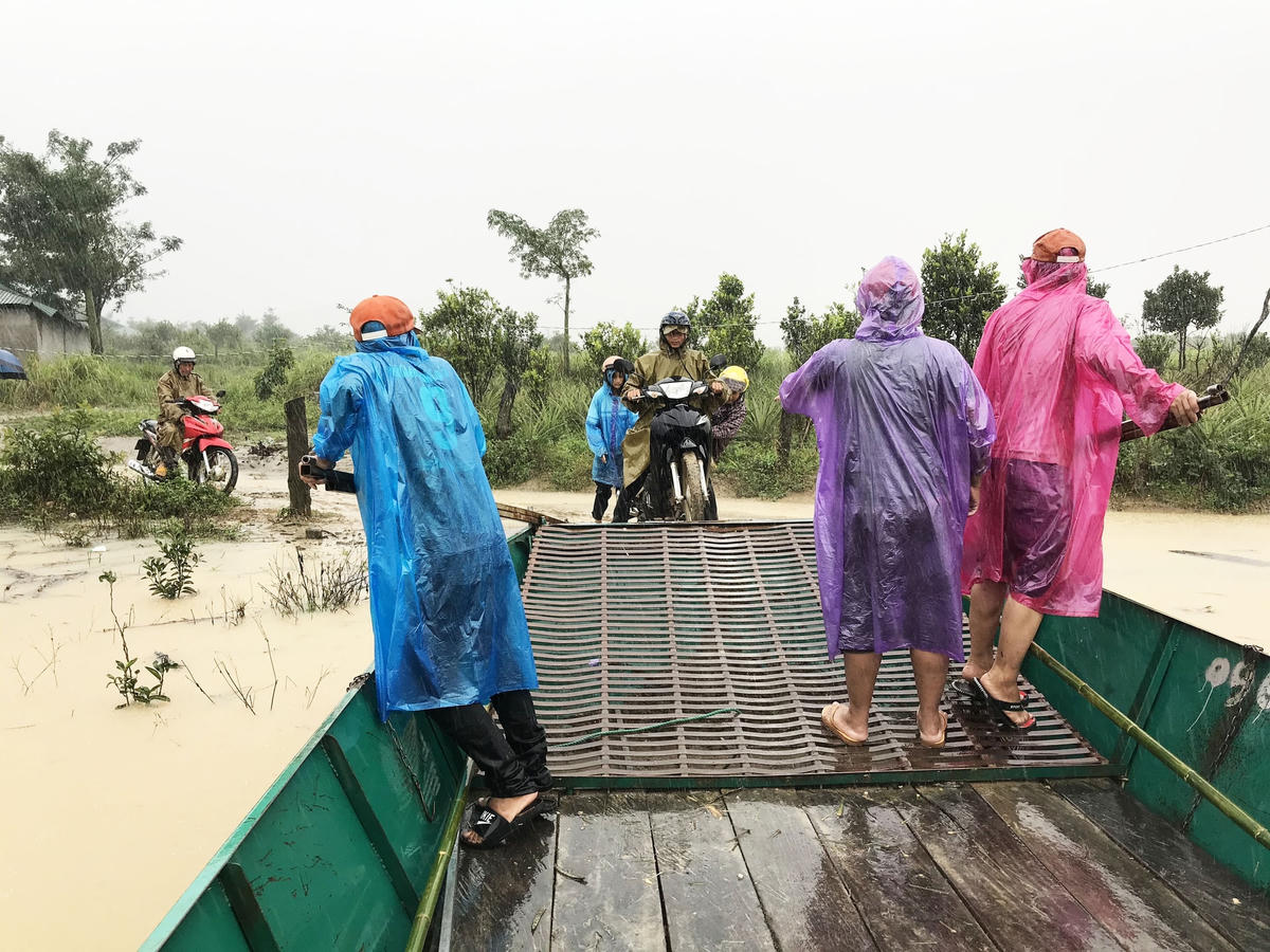 Để di chuyển ra bên ngoài, người dân phải đi bằng thuyền máy.