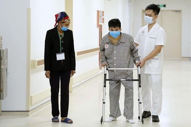 Những bước đi chập chững gần như đầu tiên của bệnh nhân.  
