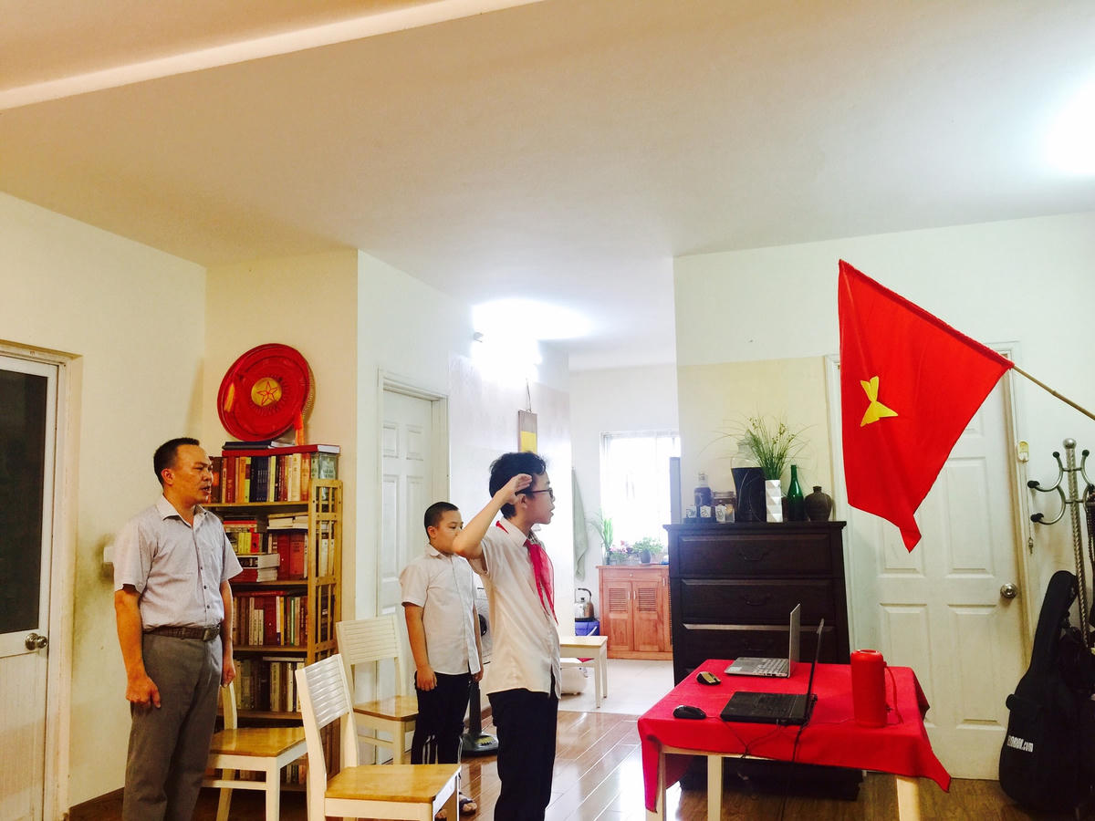 Học sinh Hà Nội đón năm học mới qua truyền hình.