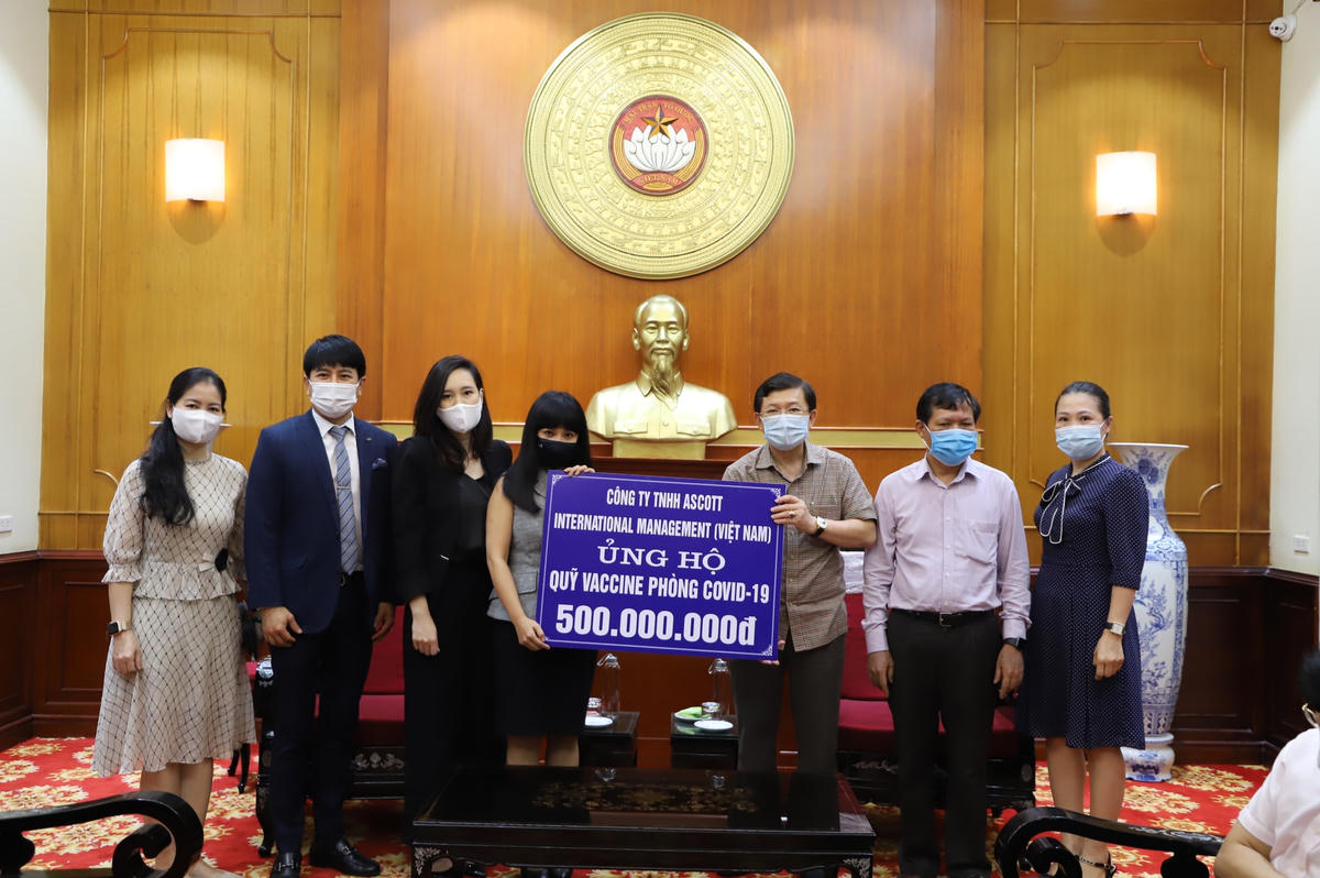 Phó Chủ tịch Nguyễn Hữu Dũng tiếp nhận ủng hộ từ Công ty TNHH Ascott International Management (Việt Nam). 