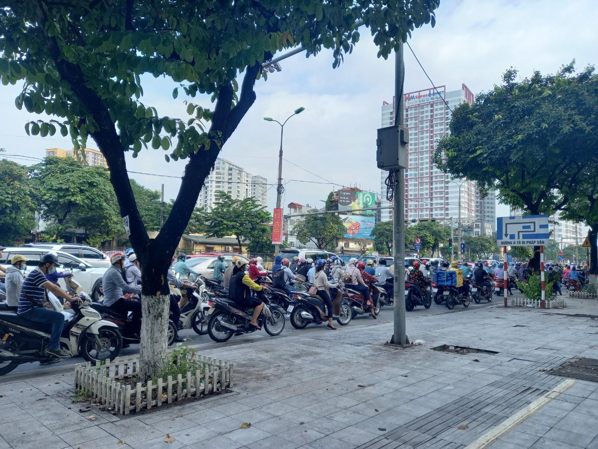 [ẢNH] Đường phố Thủ đô nơi vắng vẻ, nơi đông đúc trong ngày đầu giãn cách