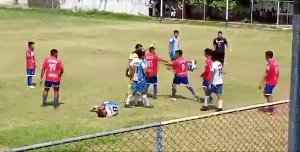 [VIDEO] Cầu thủ đấm thẳng vào mặt trọng tài