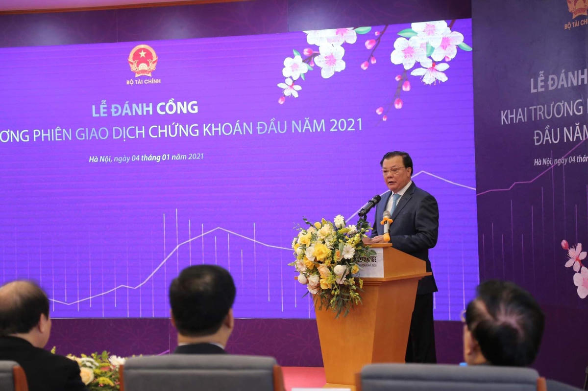 Bộ trưởng Bộ Tài chính Đinh Tiến Dũng phát biểu tại buổi lễ.