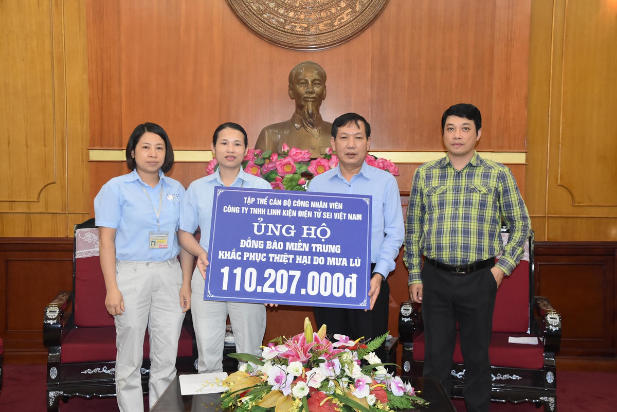 Ông Trần Văn Sinh, Trưởng ban Phong trào UBTƯ MTTQ Việt Nam tiếp nhận ủng hộ từ Công ty TNHH Linh kiện điện tử SEI Việt Nam.