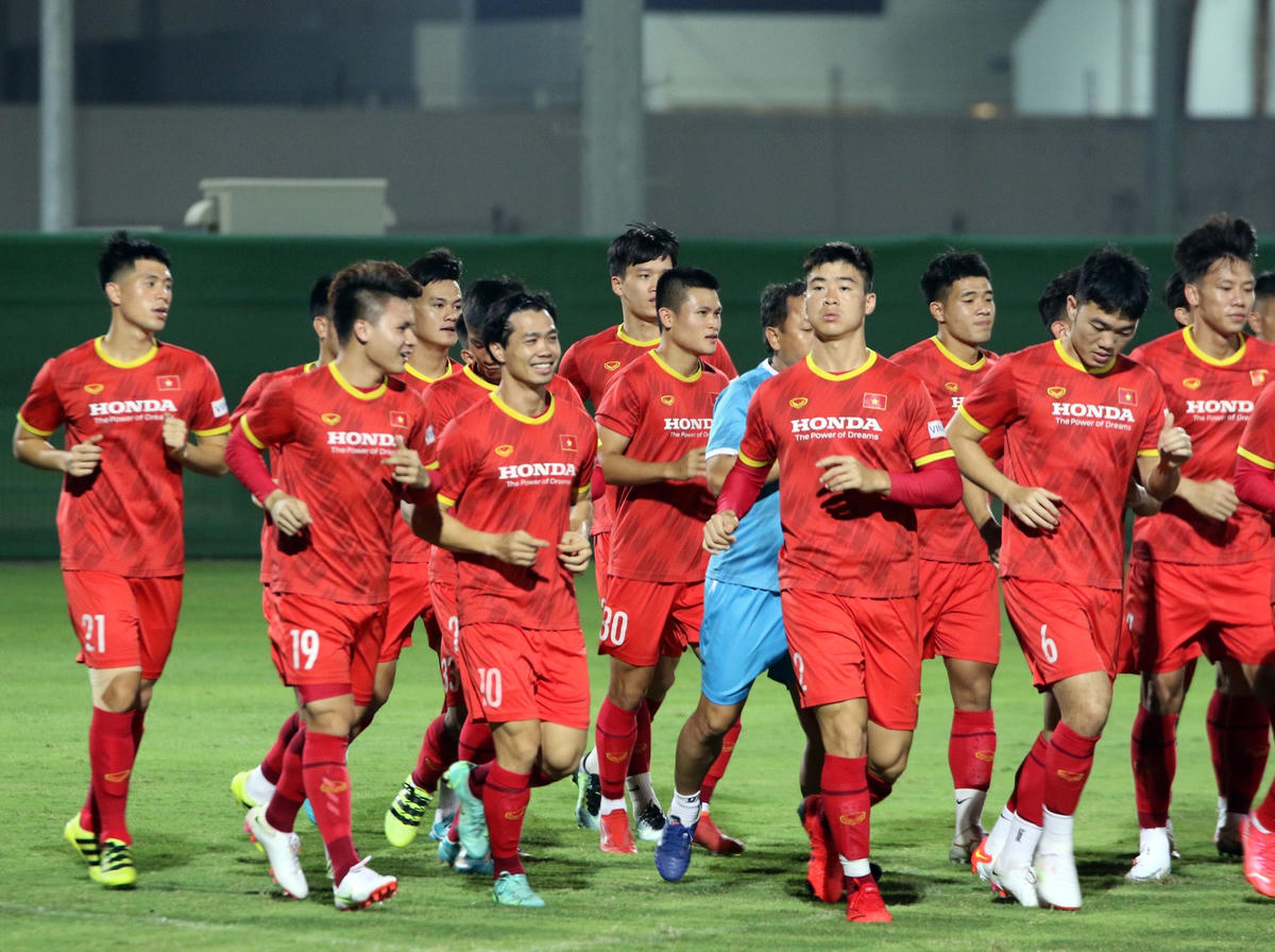 Mặc dù chênh lệch múi giờ 3 tiếng, cũng như điều kiện thời tiết nóng và ẩm hơn so với ở Việt Nam, nhưng điều này không phải là trở ngại đối với đội tuyển, bởi các cầu thủ đã có dịp làm quen với sự khác biệt này khi từng tập huấn và thi đấu tại Dubai ở Vòng loại thứ 2 FIFA World Cup 2022 hồi tháng 6 vừa qua.