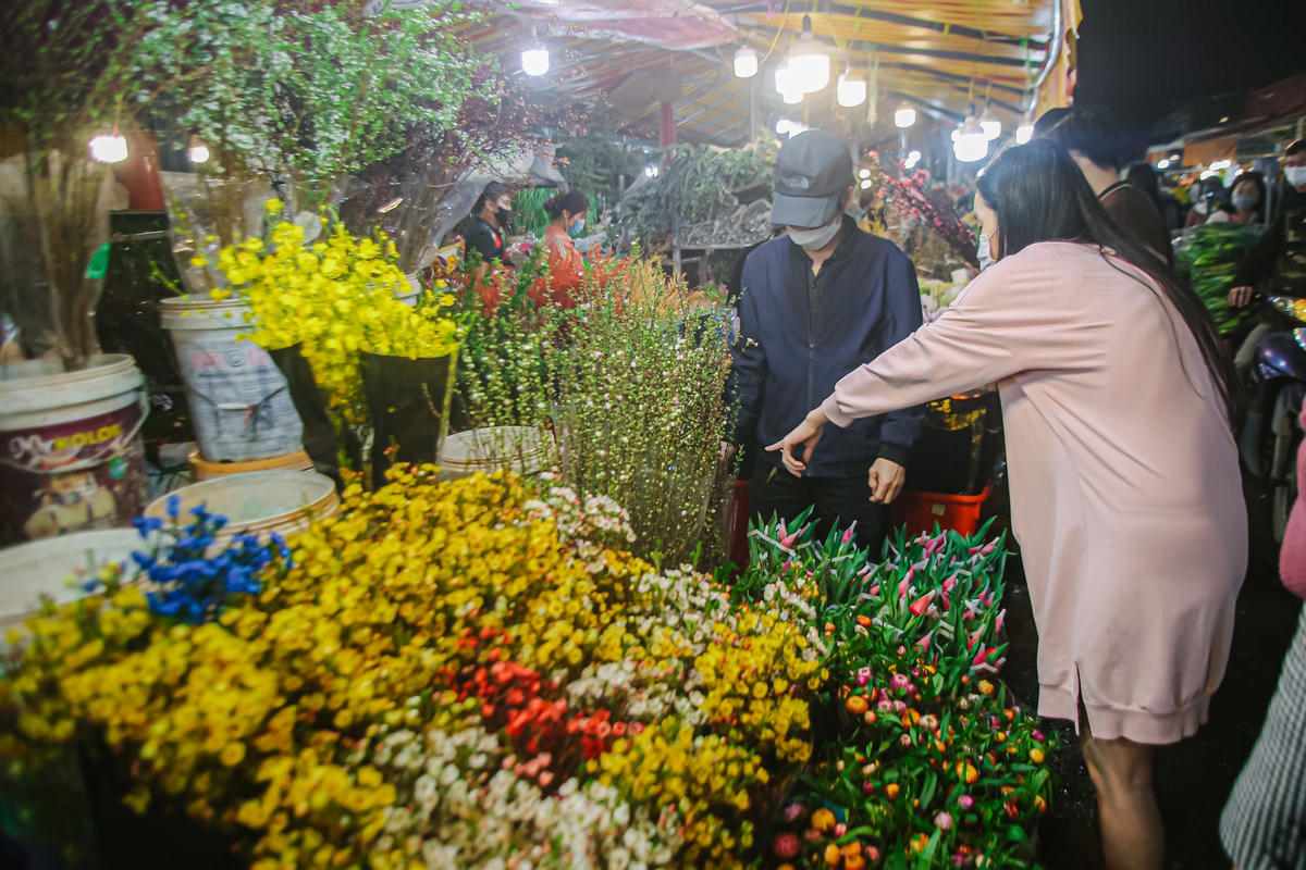 Tại chợ, hàng trăm loại hoa với đủ chủng loại được bày bán. Ngoài những loại hoa quen thuộc như đào, hồng, ly, cúc được bày bán, mà những hoa được nhập ngoại như hoa đào vàng, thanh liễu, diễn vĩ, phi yến, tulip…