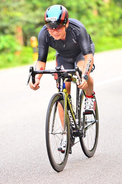 Dương Nguyên Vũ trên đường đua tại cuộc thi Ironman 70.3 Bintan, Indonesia 2016.