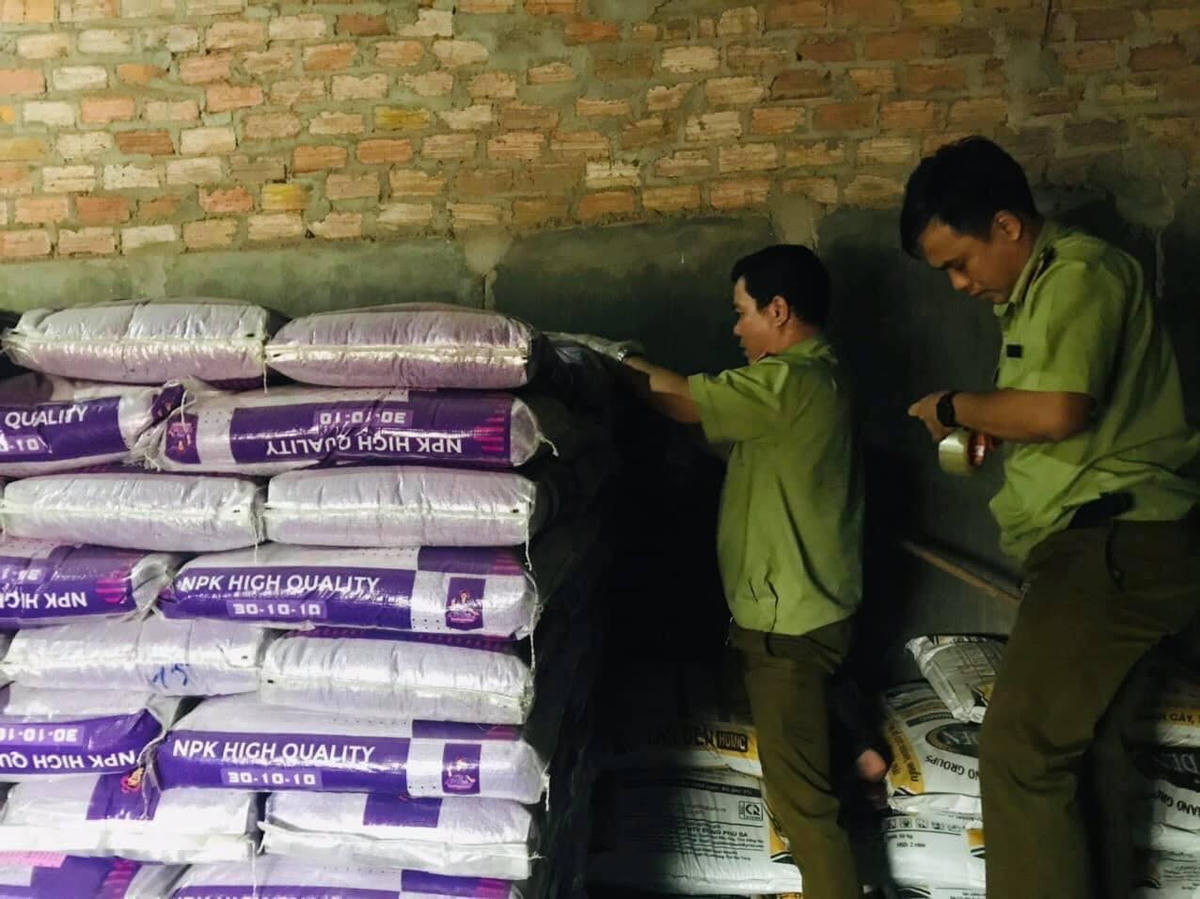 Phát hiện lô phân bón nhập khẩu từ Trung Quốc không ghi xuất xứ hàng hóa.