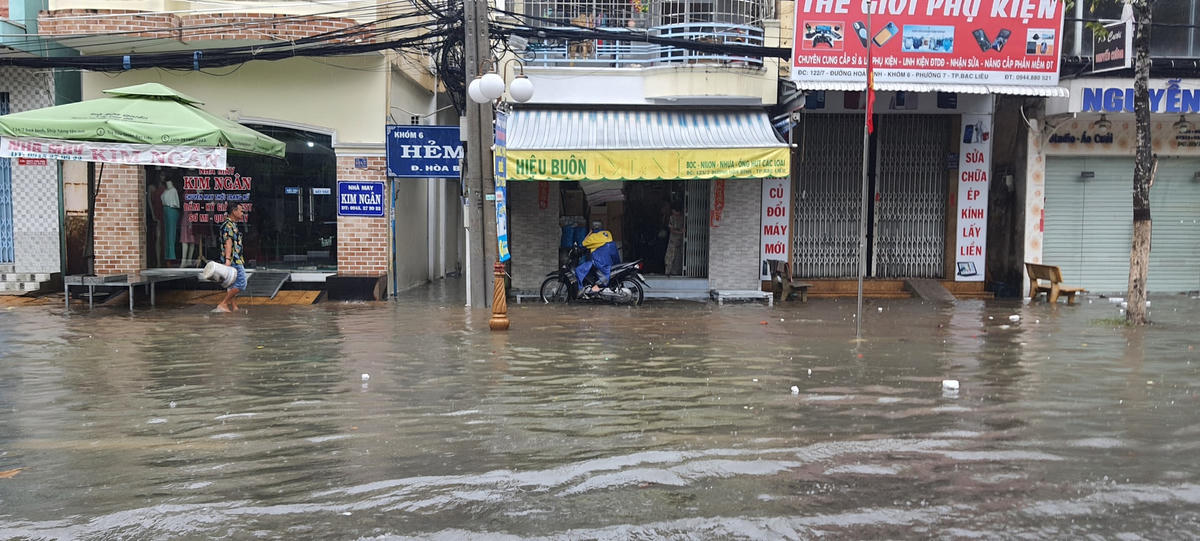 Nước ngập bủa vây khắp nơi ảnh hưởng đến sinh hoạt của người dân.