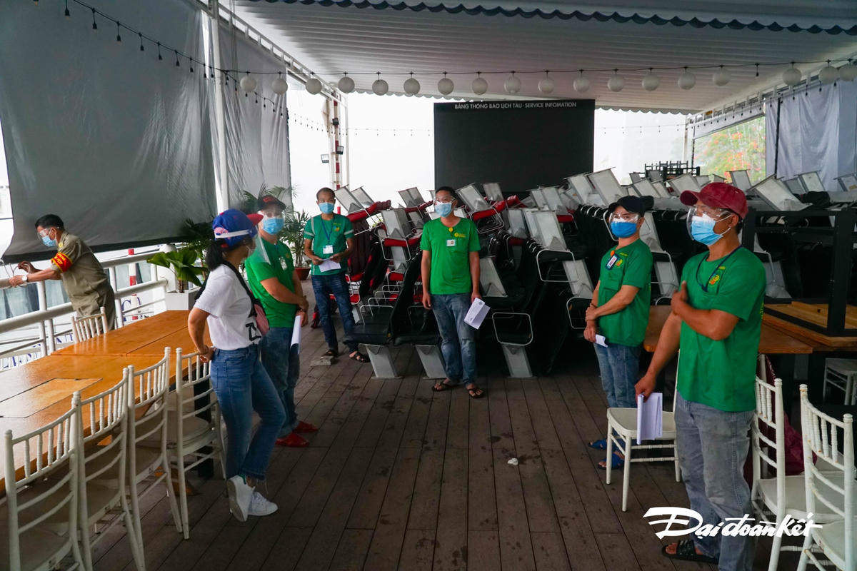 Các nhân viên bốc dỡ hàng hóa được kiểm tra sức khỏe, xét nghiệp âm tính với Covid-19 trước khi xuống tàu.