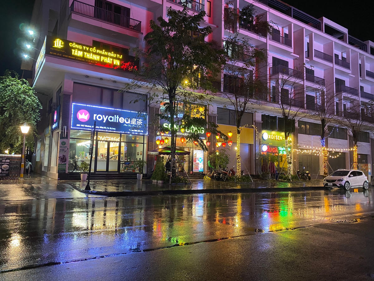 Số ít hàng quán mở cửa nhưng đa phần đều vắng bóng khách...