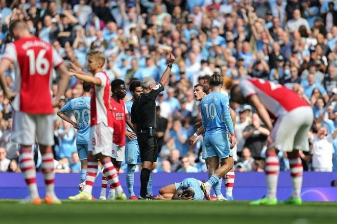 Arsenal phải thi đấu với 10 người kể từ phút 36