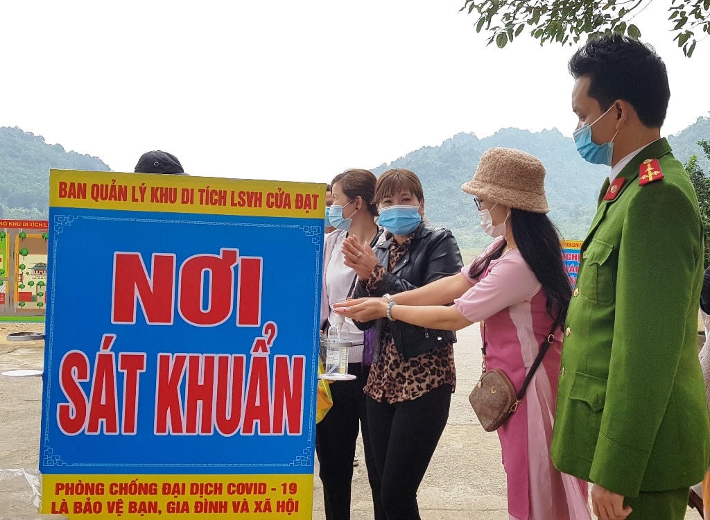 Trước khi vào dâng hương chiêm bái, du khách bắt buộc phải rửa tay sát khuẩn ngay tại các lối vào đền.
