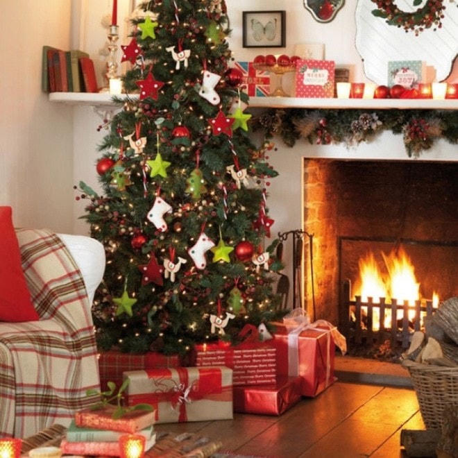 [ẢNH] Trang trí cây thông Noel lộng lẫy trong đêm Giáng sinh