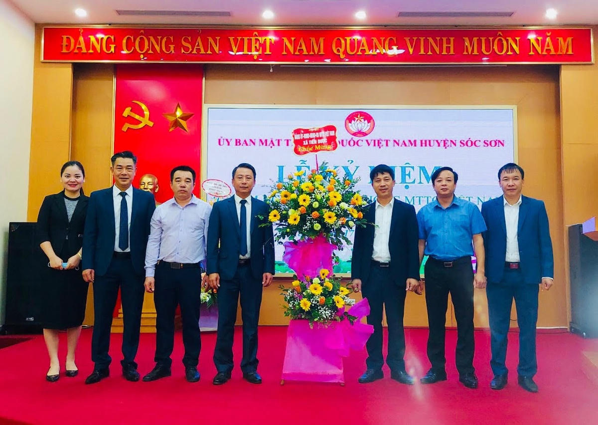 Ban Lãnh đạo MTTQ huyện vui mừng trong lễ kỷ niệm 91 năm Ngày thành lập MTTQ Việt Nam.