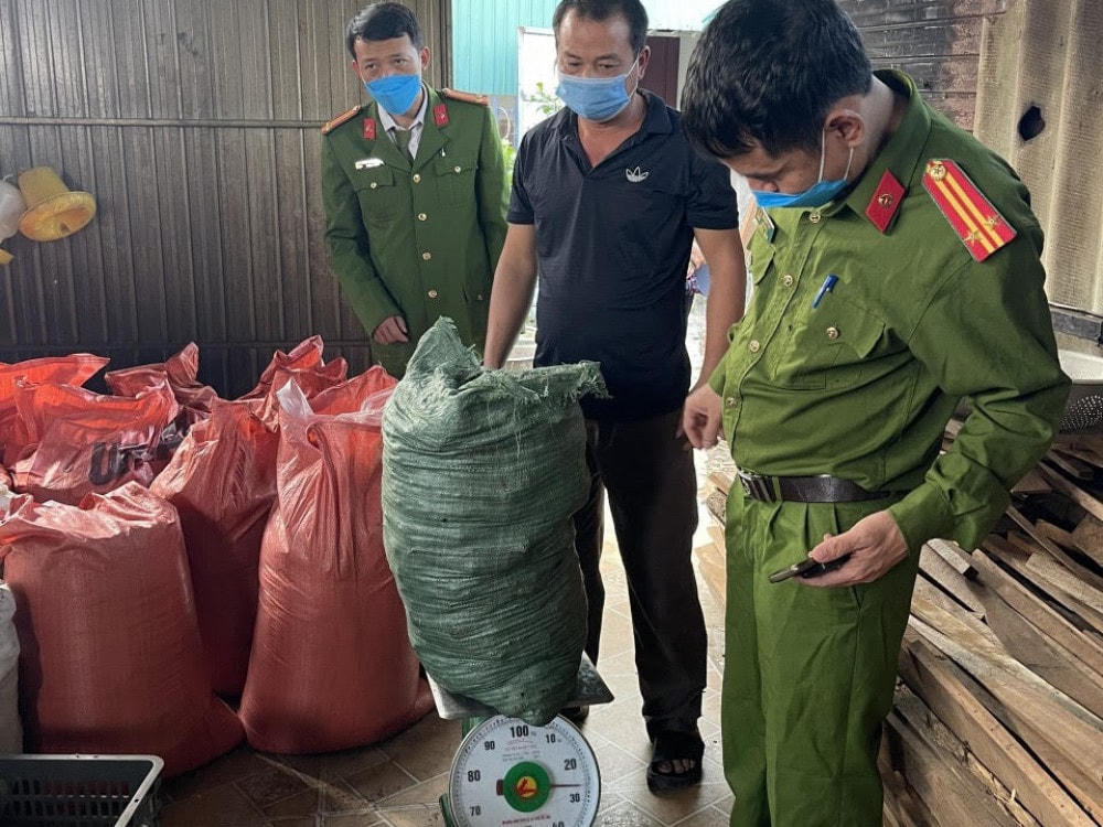 Chân gà không rõ nguồn gốc được công an phát hiện. 