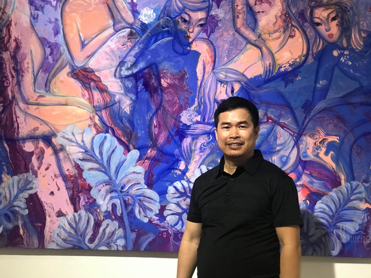 Họa sĩ Nguyễn Lương Huyên tại triển lãm cá nhân đầu tiên.