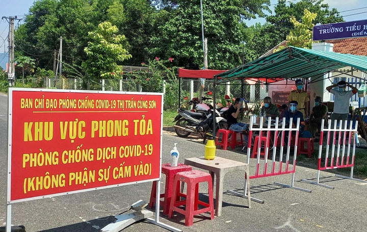 Các lực lượng tại chốt phong tỏa thị trấn Củng Sơn, huyện Sơn Hòa (Phú Yên).
