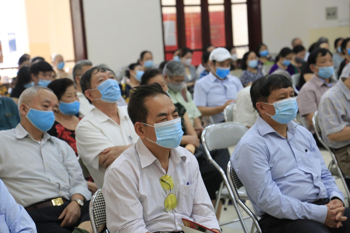 Tại các điểm tổ chức tiếp xúc cử tri đều có nhân viên kiểm tra thân nhiệt, bàn có dung dịch sát khuẩn tay, phát khẩu trang y tế cho cử tri khi tham dự hội nghị. Ghi nhận tại điểm vận động bầu cử quận Cầu Giấy sáng 6/5.