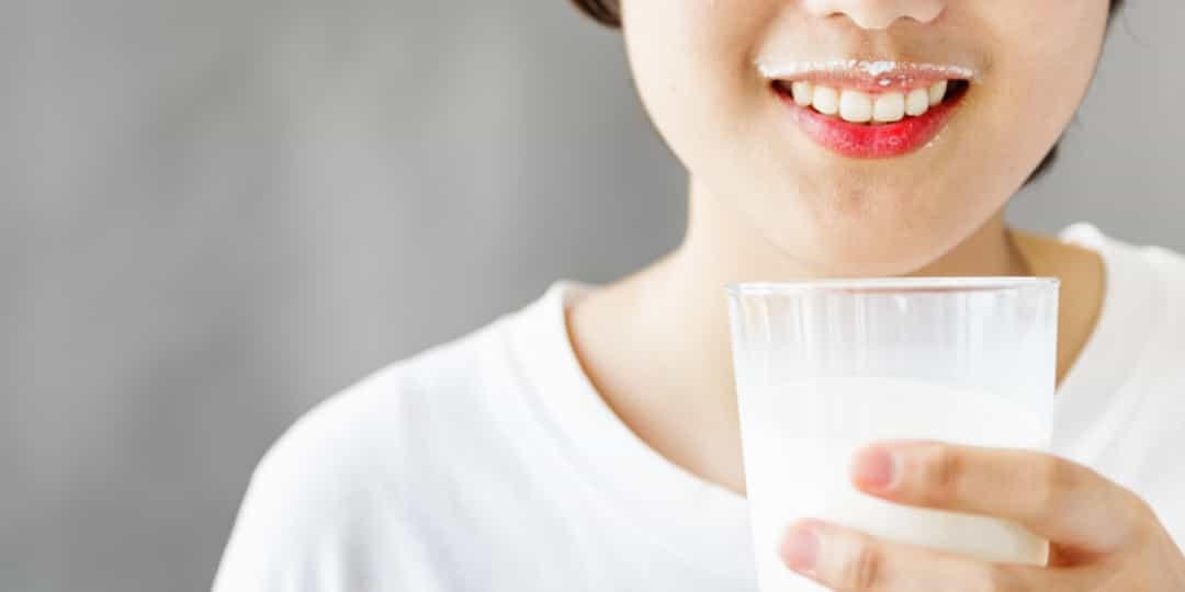 Tốt cho răng - Sữa chứa canxi, khoáng chất chính tham gia vào quá trình hình thành và duy trì răng khỏe mạnh.