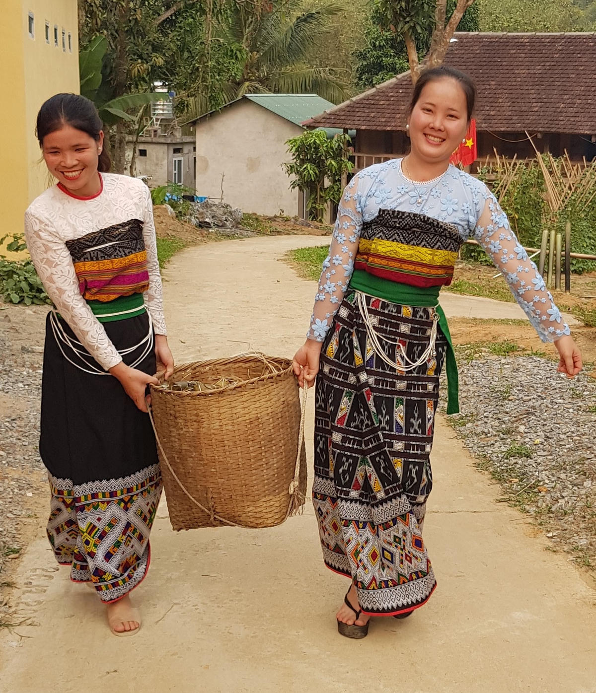 Hai thiếu nữ người Thái phấn khởi tham gia vào công tác chuẩn bị cho lễ hội.