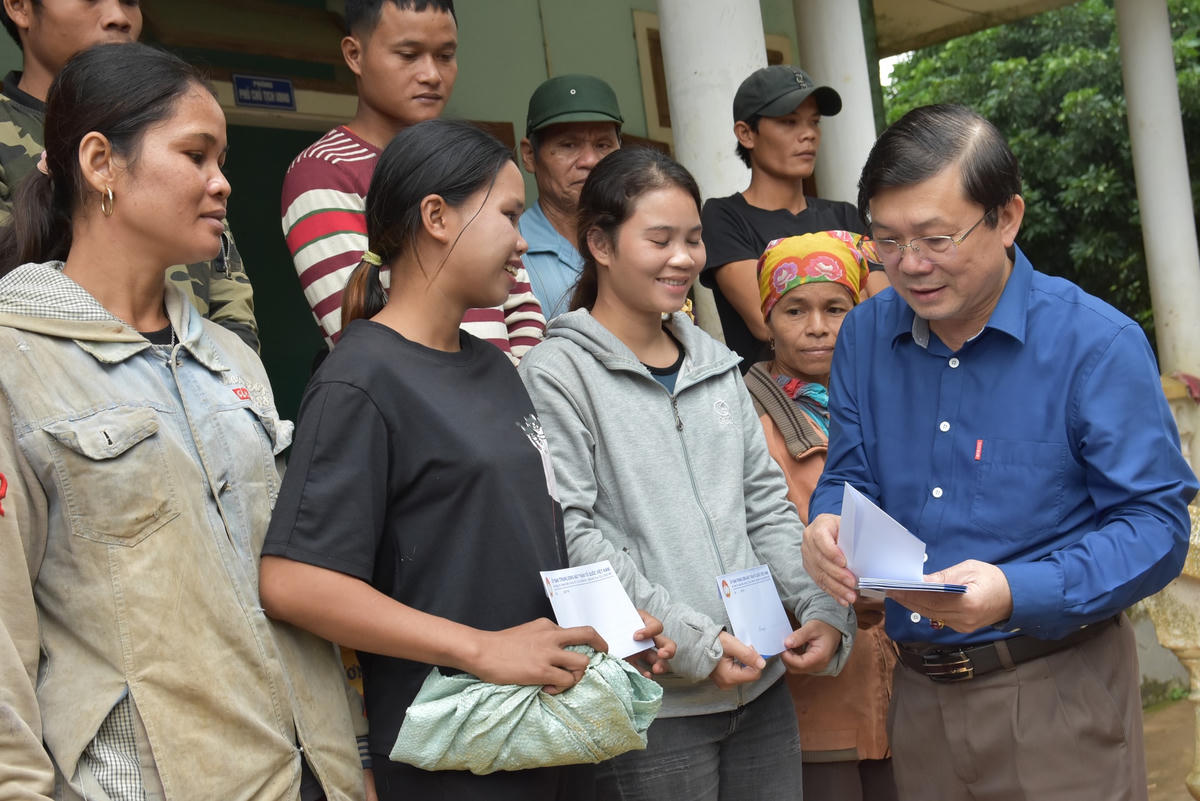 Phó Chủ tịch Nguyễn Hữu Dũng thăm hỏi và trao quà cho người dân ở xã Tà Long, huyện Đakrông.