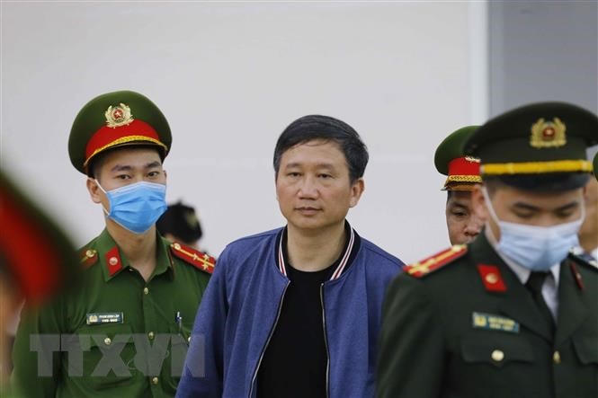 Cảnh sát dẫn giải bị cáo Trịnh Xuân Thanh trong phiên xử chiều 15/3. (Ảnh: Doãn Tấn/TTXVN).