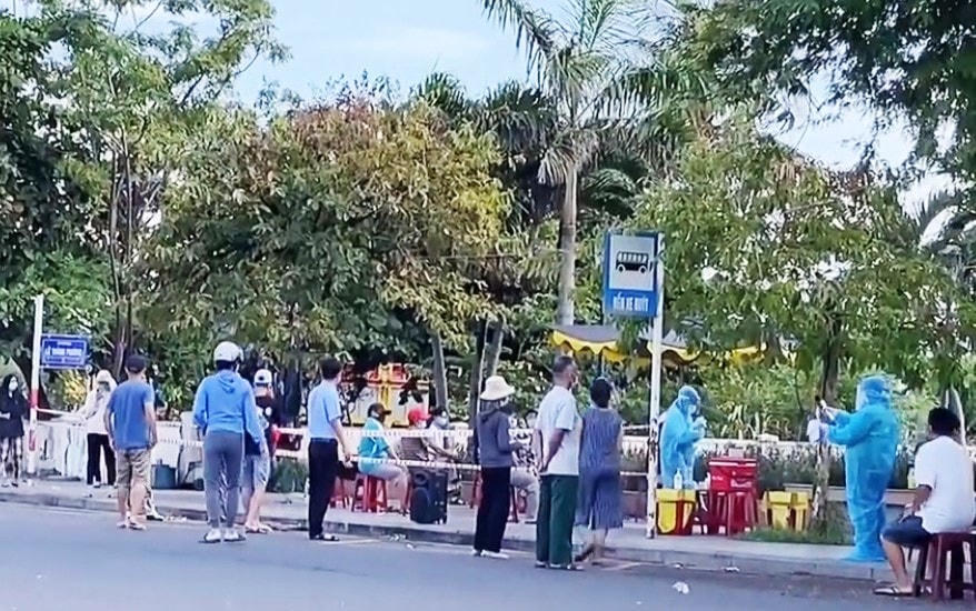 Lấy mẫu xét nghiệm Covid-19 trong cộng đồng tại TP Tuy Hòa (Phú Yên).