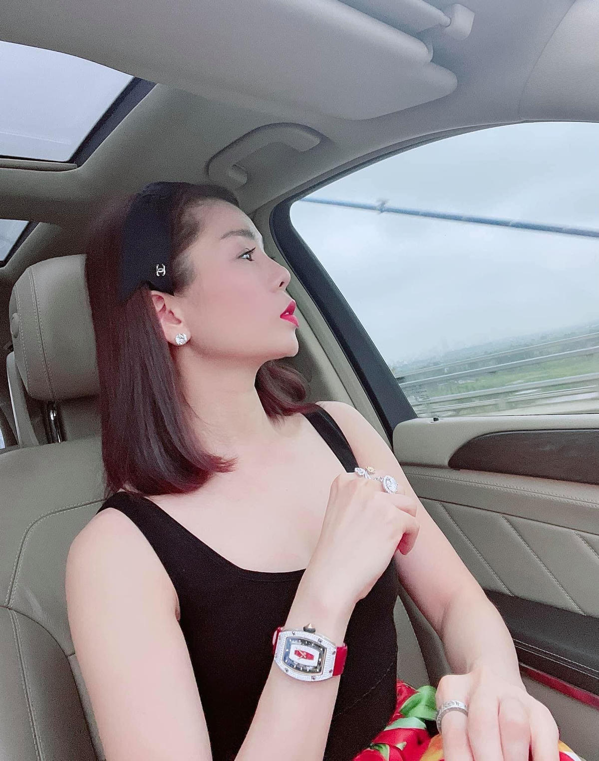 Lệ Quyên tâm sự: “Hà Nội vào thu với những cơn mưa cuối mùa bất chợt...Vẫn là cảm giác sống chậm để đợi chờ guồng quay cuộc sống trở lại”.  