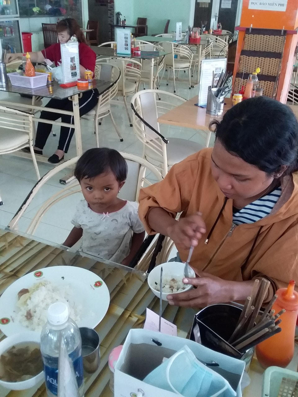 Hành khách dùng bữa ở căn tin Miền Đông.