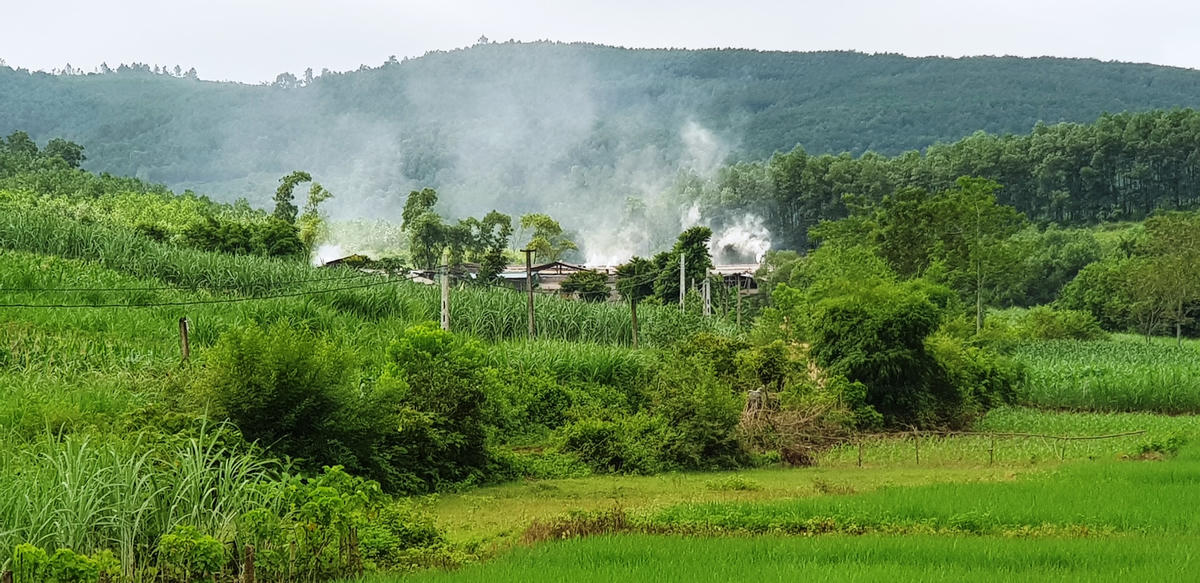 Xưởng than quy mô lớn tại xã Hà Tiến, hoạt động không phép suốt nhiều năm qua.
